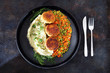 Zdrowa dieta warzywna.
Wegański kotlet z kalafiora podany z ziemniakami i marchewka z groszkiem
