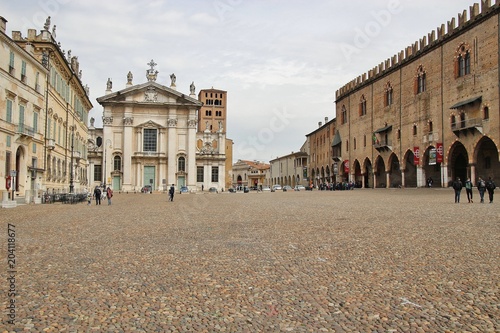 Fotografie, Obraz The famous Renaissance square Piazza Sordello in Mantua