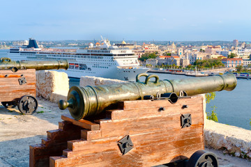 Canvas Print - Old cannons facing the city of Havana with an modern cruise ship