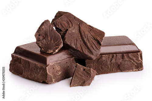 Fotomural Pieces of dark chocolate isolated on white background.