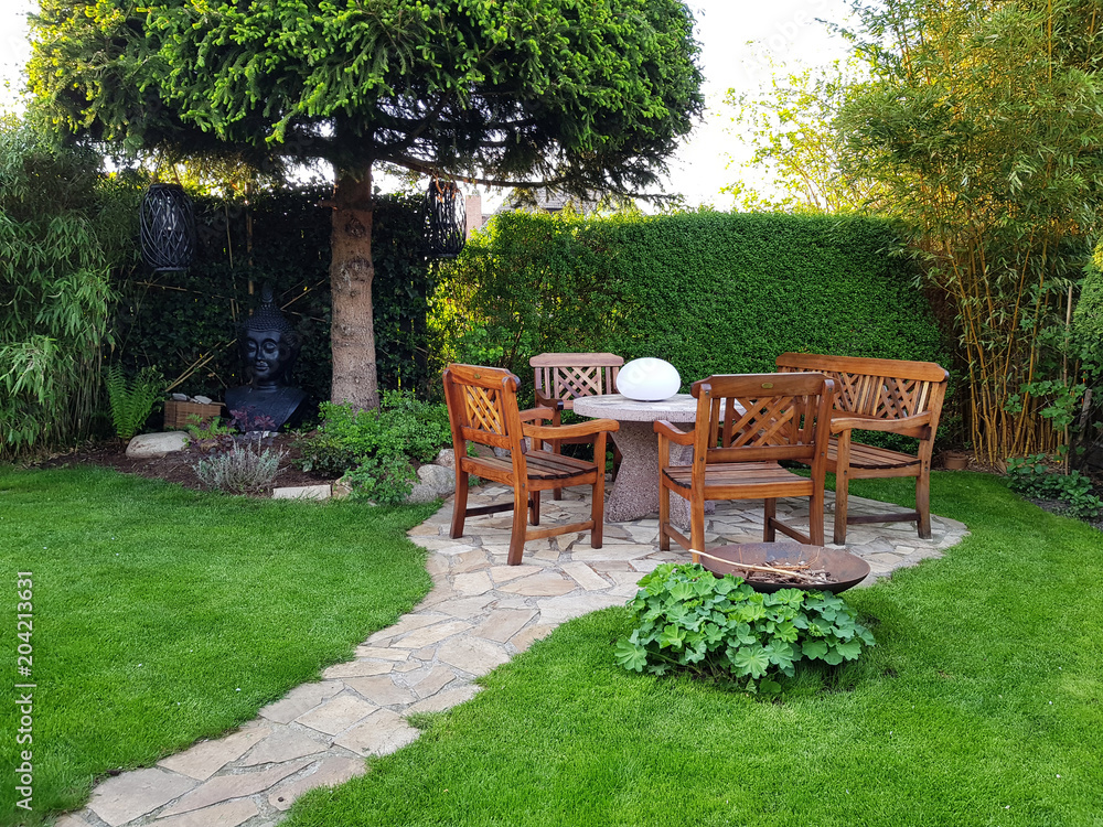 Gemütliche Sitzecke im Garten Stock Photo