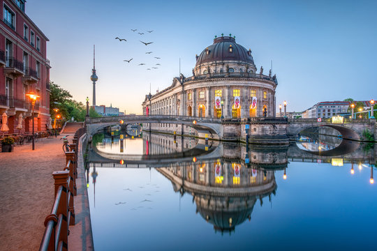 museumsinsel mit bode museum und fernsehturm in berlin, deutschland