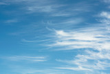 Fototapeta Na sufit - Błękitne niebo z białymi obłokami - tło