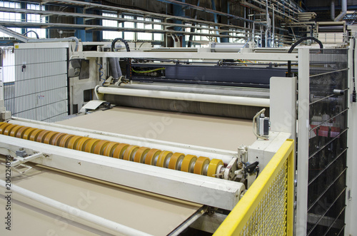 Fotografía Corrugated cardboard production line