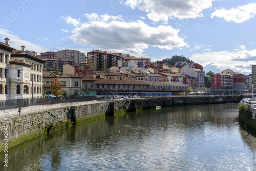 Plakat Ria del Nervion w Bilbao w Hiszpanii od mostu San Anton