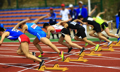 The sports meeting, the athletes began to sprint race