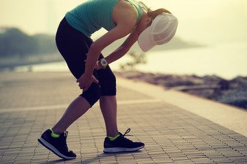 Canvas Print - Woman runner with sports running knee injury