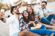 © NDABCREATIVITY - Group of young friends laughing and drinking beer