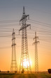 © focus finder - Strommasten bei Sonnenuntergang