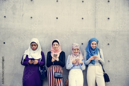 Cuadros en Lienzo Group of islamic girls using smart phone