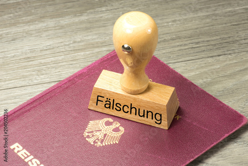 Fotografia, Obraz Ein deutscher Reisepass und ein Stempel mit dem Aufdruck Fälschung