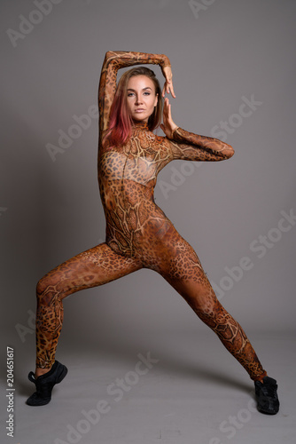 Fotomural Young beautiful woman against gray background