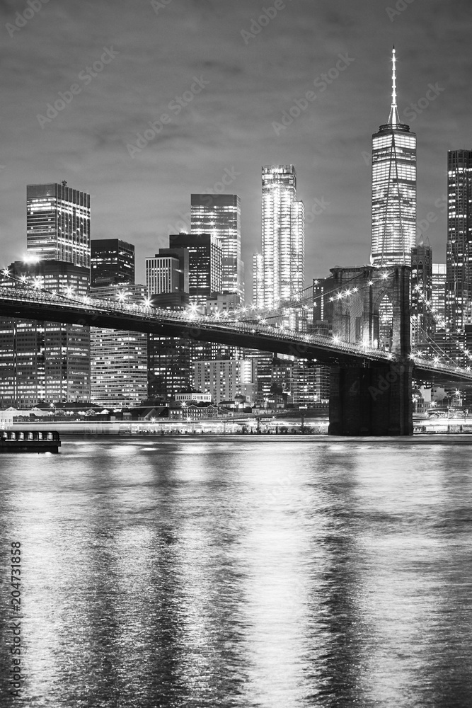 Black and white picture of the Brooklyn Bridge and Manhattan at night, New York City, USA. - obrazy, fototapety, plakaty 
