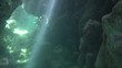Lichtreflexe in einer Unterwassergrotte
