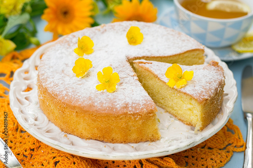 Fotografía Italian sweet cake Torta Margherita with icing sugar