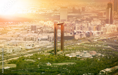 Obraz Dibond Panoramę Dubaju z budynku Dubai Frame o zachodzie słońca