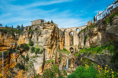 Fotografía the famous stone bridge over the gorge of tajo in Ronda, Andalusia, Spain
