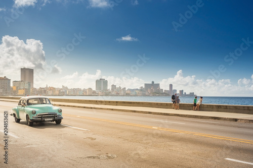 Mata magnetyczna Klasyczny samochód na Malecon w Hawanie na Kubie