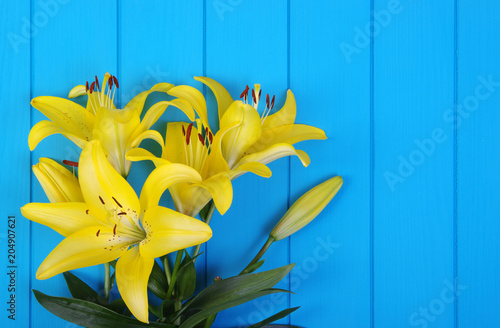 Zdjęcie XXL kwiaty lilia na drewnianych desek