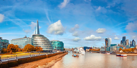Fototapete - London, South Bank Of The Thames on a bright day in Autumn