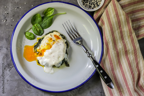Cuadros en Lienzo Florentine eggs with pureed spinach