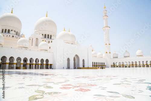 Fotografía Beautiful Sheikh Zayed Mosque in Abu Dhabi city on August 2015 with a pool all a