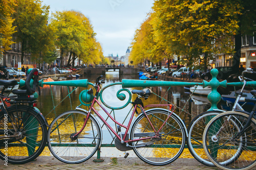 Zdjęcie XXL Rowery stojące na moście z niesamowitym widokiem na Amsterdam.