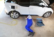 Mechaniker repariert Elektroauto