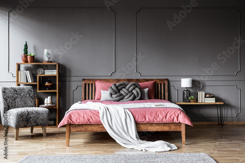 Grey Vintage Bedroom Interior Kaufen Sie Dieses Foto Und