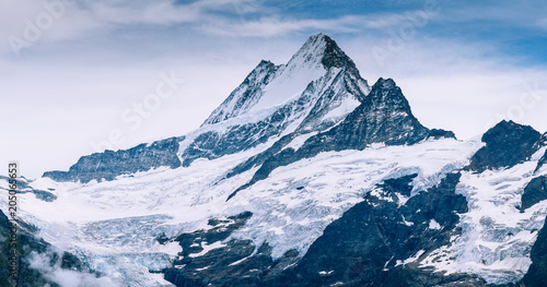 Dekoracja na wymiar  wspanialy-widok-na-masywna-skale-w-snieznym-sloncu-polozenie-alpy-szwajcarskie-dolina-grindelwald