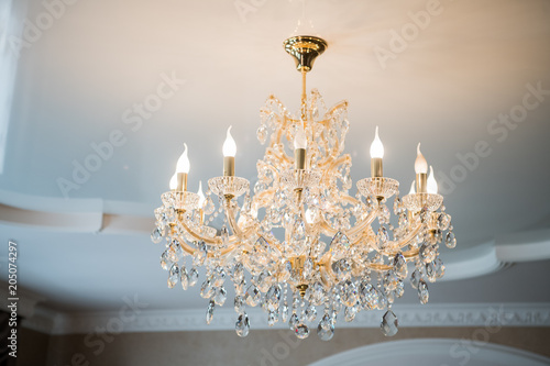 Fotomural beautiful vintage crystal chandelier in a room