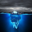 Eisberg schwimmt auf dem Meer / Konzept globale Erwärmung