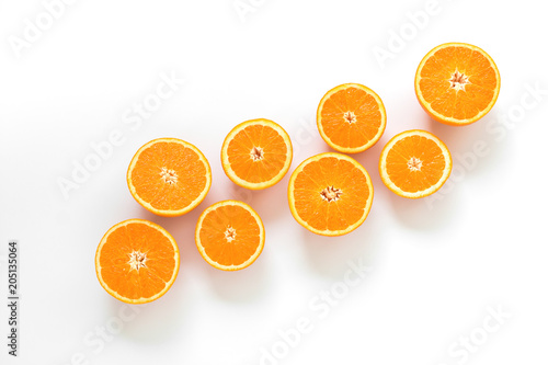 Dekoracja na wymiar  soczyste-swieze-pomarancze-pokrojone-na-kawalki-na-bialym-tle