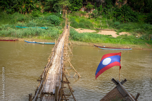 Foto Bamboo bridge crossing the Nam Kahn River at its confluence with the Mekong Rive