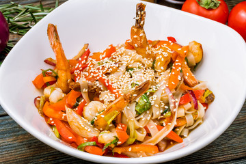 Wall Mural - Rice noodles with shrimp and vegetables