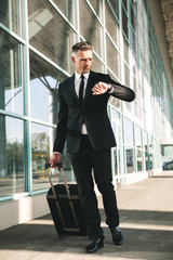 Canvas Print - Confident businessman dressed in suit walking