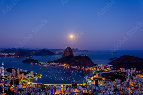 Fotografía View to Pao de Acucar (Sugar Loaf Mountain) during beautiful full moon at Miran