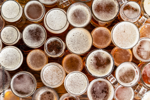 A variety of full, frothy lager glasses and sizes Poster Mural XXL