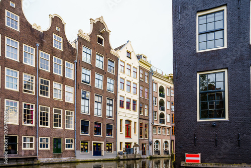 Plakat Amsterdamskie kanały i typowe holenderskie domy w stolicy Holandii, Europy