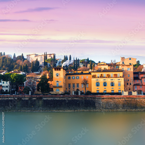 Plakat Florencja, Włochy - rzeki Arno o zachodzie słońca. Florencja jest popularnym celem turystycznym Europy. .