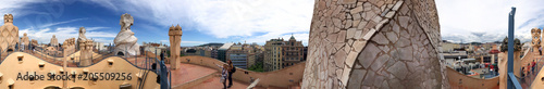 Plakat BARCELONA - 14 maja 2018: Turyści podziwiać widok na miasto z dachu. Barcelona przyciąga 10 milionów turystów rocznie