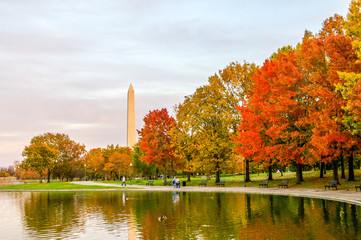 washington monument in the fall
