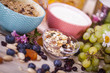 Śniadanie mleczne lub jogurt z musli i płatkami i owocami 