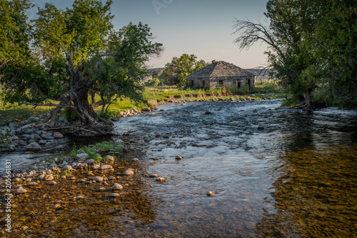Plakat OLD WYOMING HOMESTEAD ON RIVER BANK