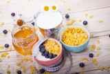 Fototapeta  - Śniadanie z płatkami i musli razem z mlekiem lub jogórtem z owocami 
