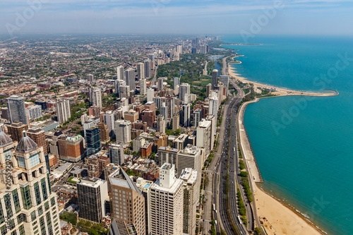 Plakat Wietrzny panoramę centrum miasta z Hancock Tower w słoneczny dzień. Chicago jest domem dla Cubs, Bears, Blackhawks i deep dish pizza V