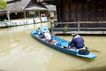 Wall Mural - Thai women and man are traveling