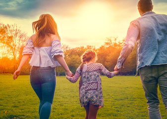 Poster - Familie mit Tochter rennt der Sonne entgegen