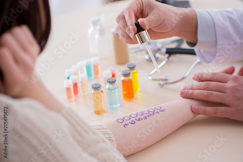 Fotografía Doctor testing allergy reaction of patient in hospital