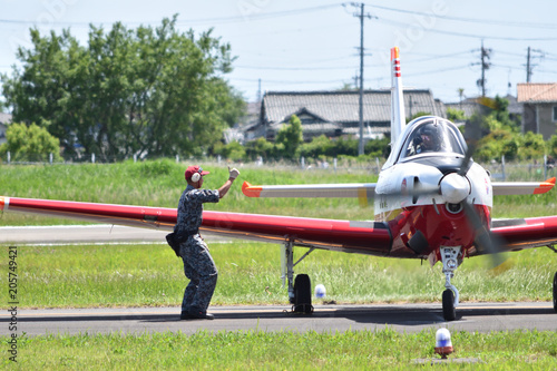 航空自衛隊の練習機と整備士 Stock 写真 Adobe Stock